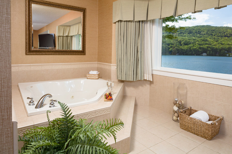 Avery Suite Jetted Tub View